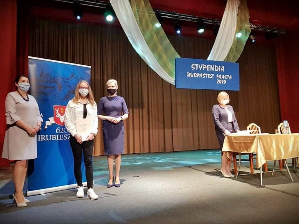 Uczniowie Staszica ze stypendiami Burmistrza Miasta