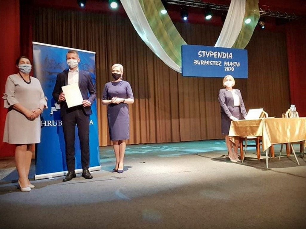 Uczniowie Staszica ze stypendiami Burmistrza Miasta