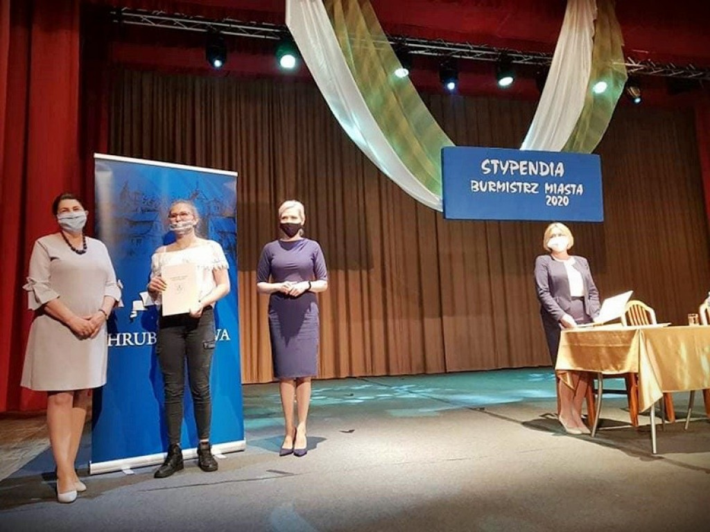 Uczniowie Staszica ze stypendiami Burmistrza Miasta