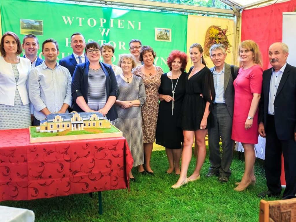 Wtopieni w historię dworu w Moroczynie