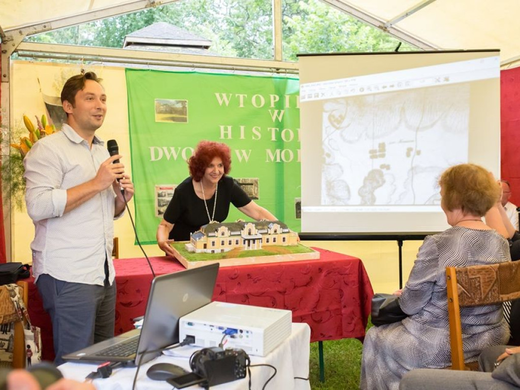 Wtopieni w historię dworu w Moroczynie