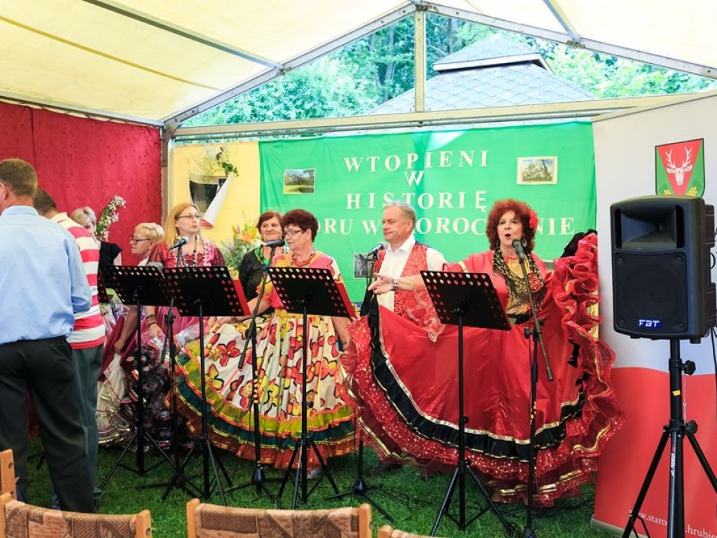 Wtopieni w historię dworu w Moroczynie