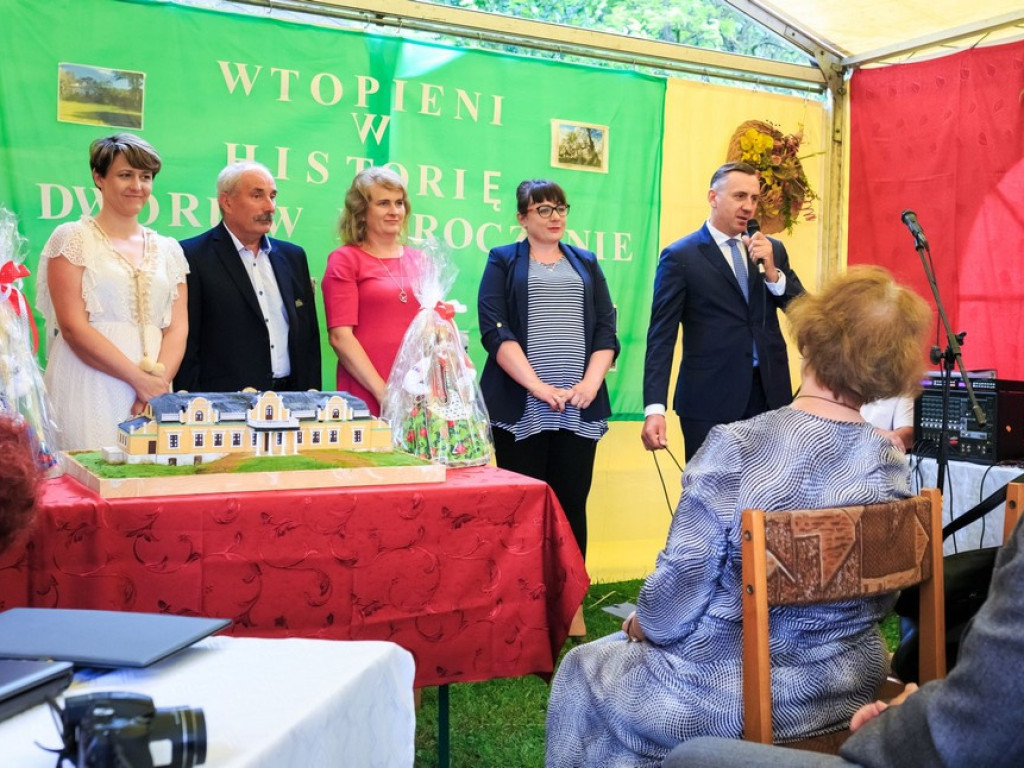 Wtopieni w historię dworu w Moroczynie
