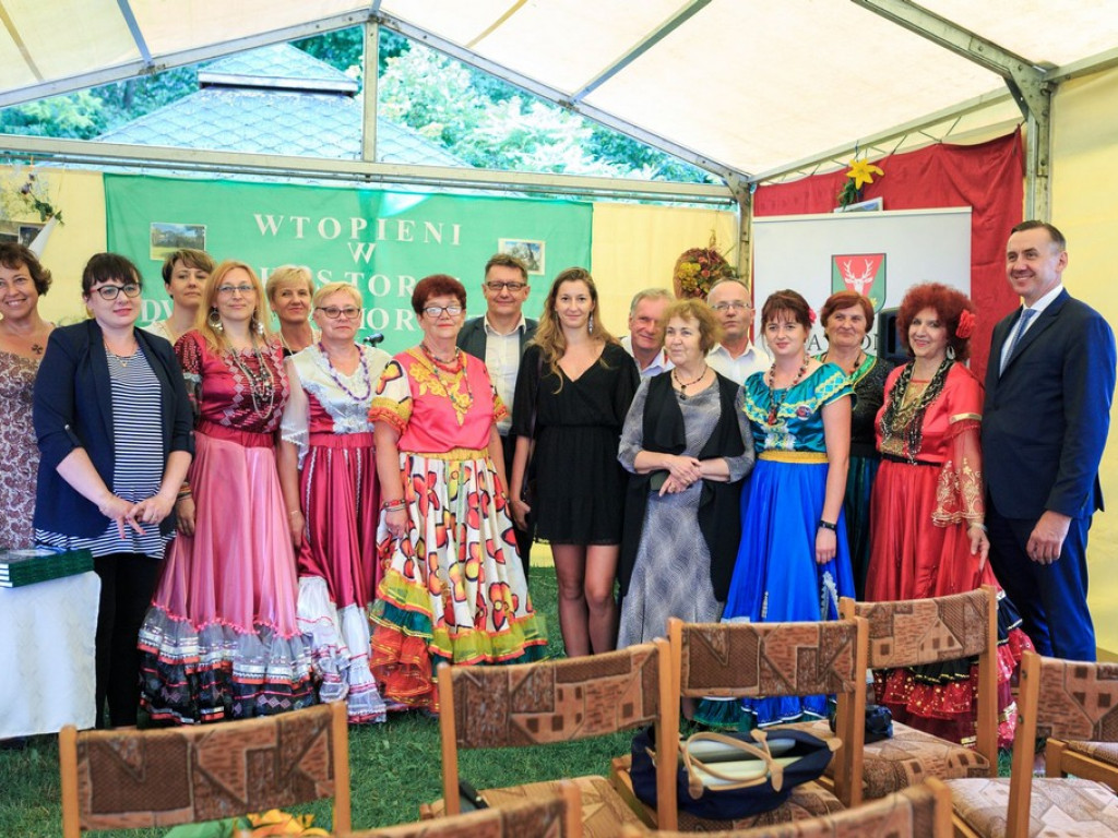 Wtopieni w historię dworu w Moroczynie