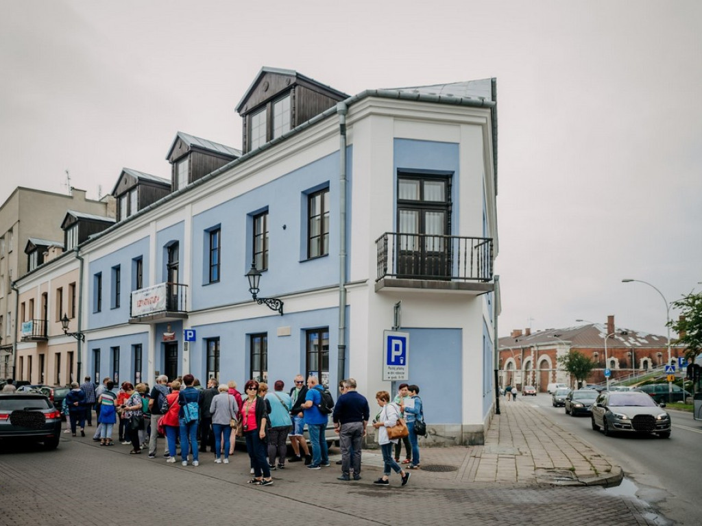 Spacer w czasie przez ulicę Pereca w Zamościu