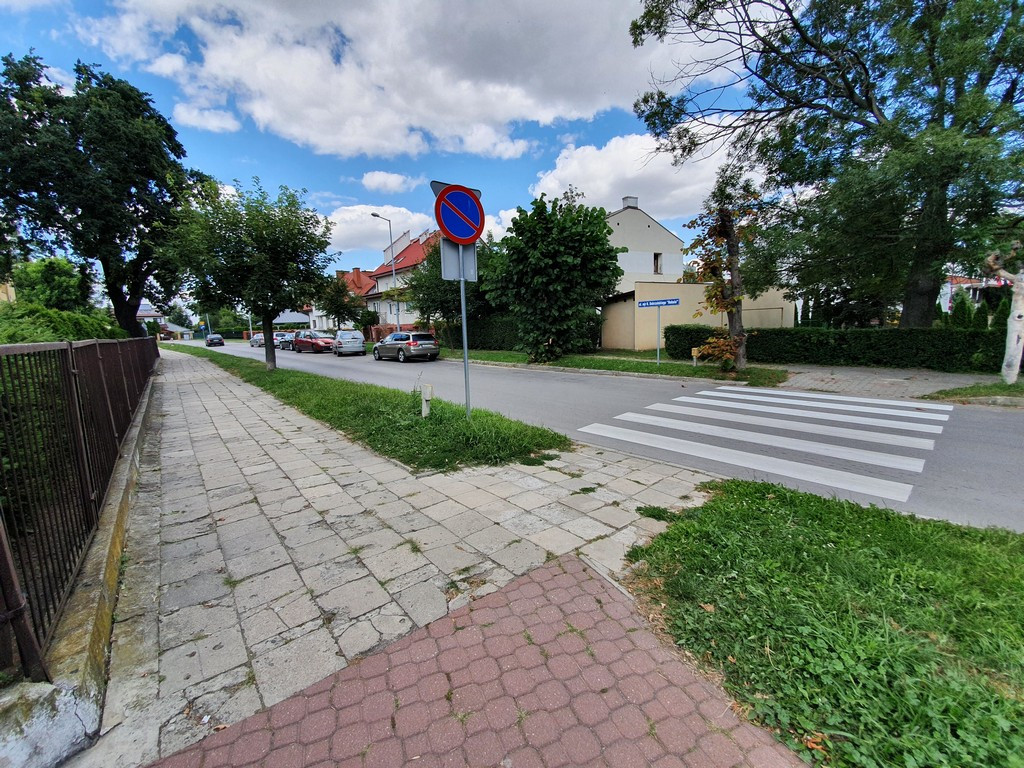 Tu będą nowe chodniki - ulica mjr. Dobrzańskiego 