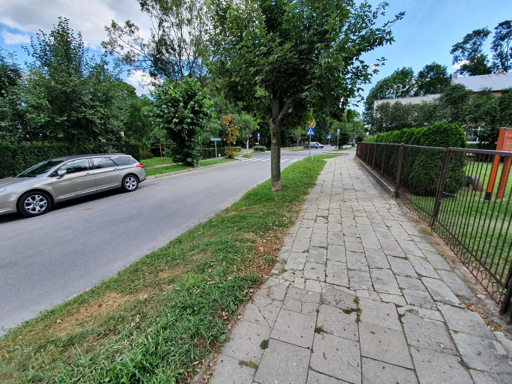 Tu będą nowe chodniki - ulica mjr. Dobrzańskiego 