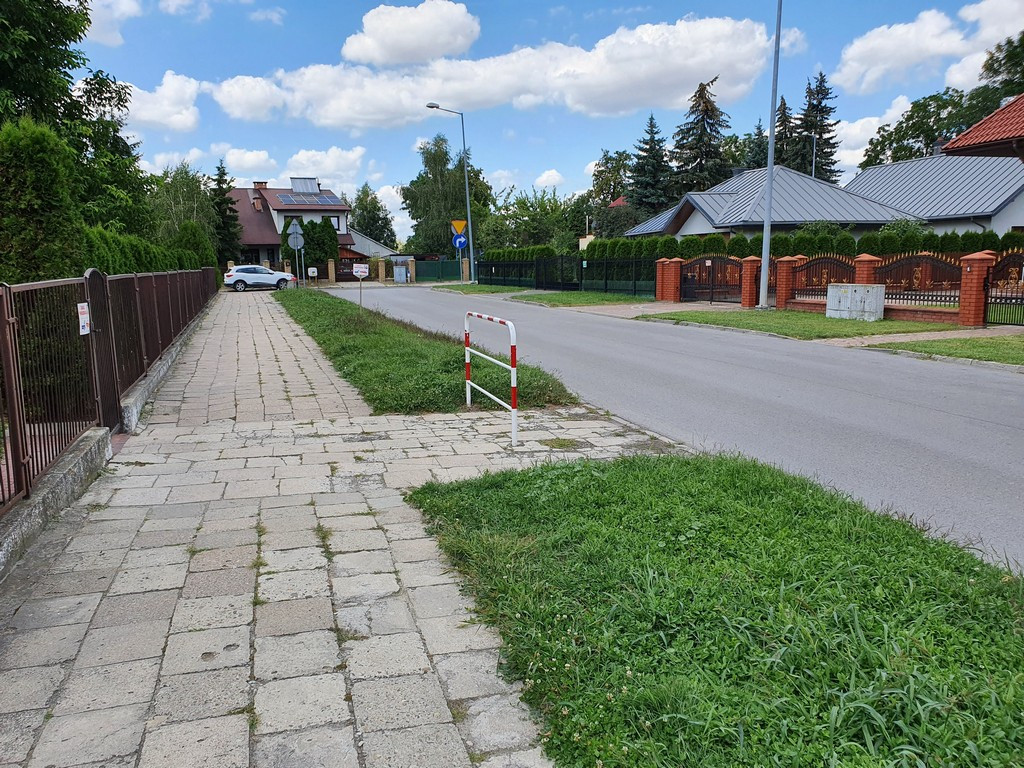 Tu będą nowe chodniki - ulica mjr. Dobrzańskiego 