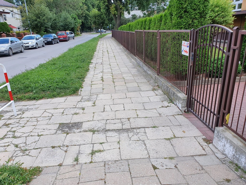 Tu będą nowe chodniki - ulica mjr. Dobrzańskiego 