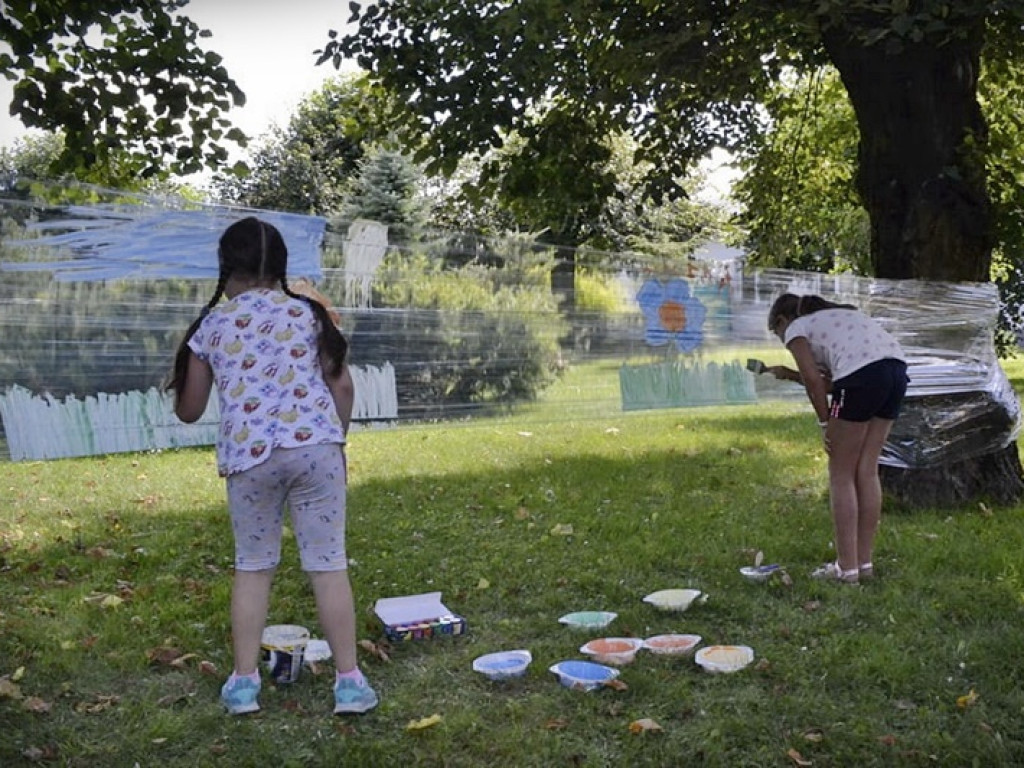 Uchanie: Wakacyjne zabawy ze sztuką