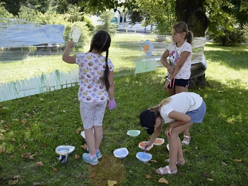 Uchanie: Wakacyjne zabawy ze sztuką