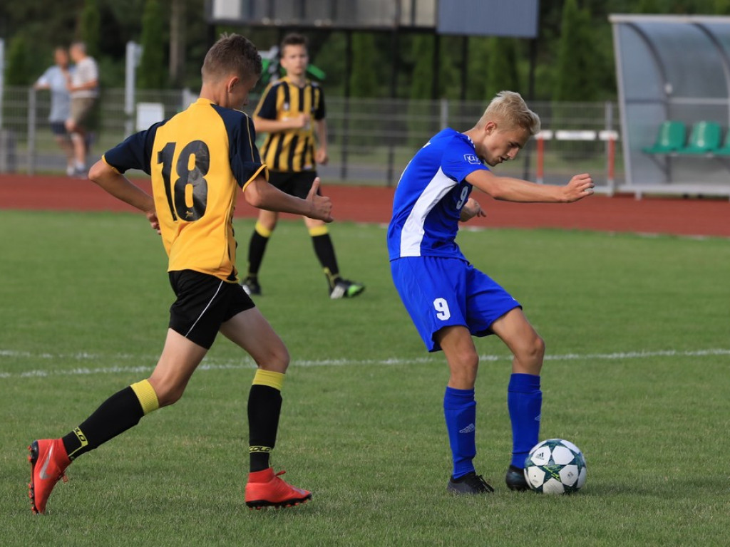 Pewna wygrana trampkarzy Unii Hrubieszów na rozpoczęcie sezonu