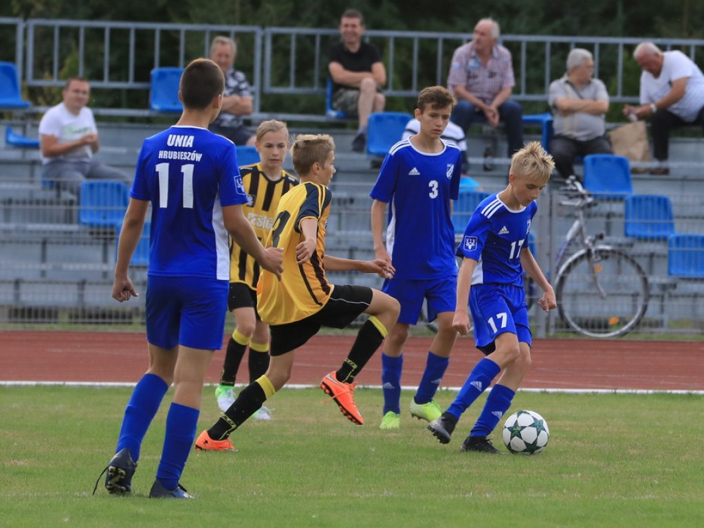 Pewna wygrana trampkarzy Unii Hrubieszów na rozpoczęcie sezonu