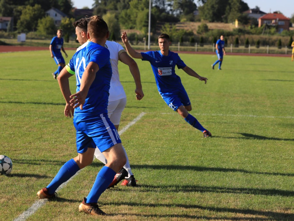IV liga: Unia wreszcie wygrała, Kryształ zremisował