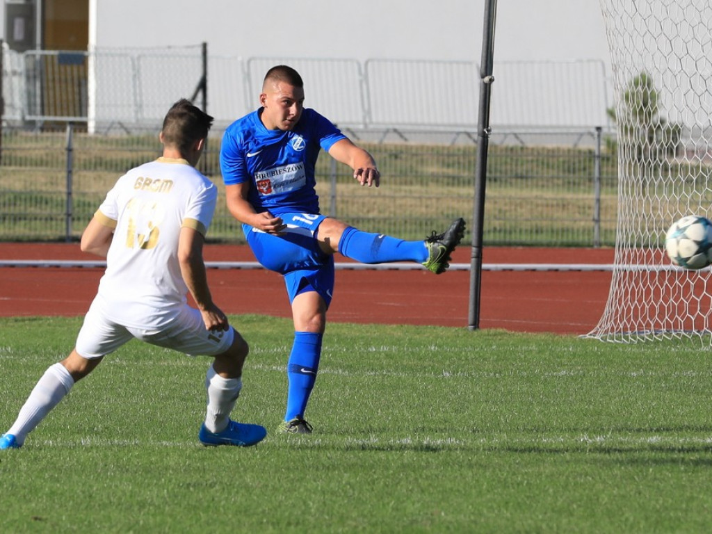 IV liga: Unia wreszcie wygrała, Kryształ zremisował
