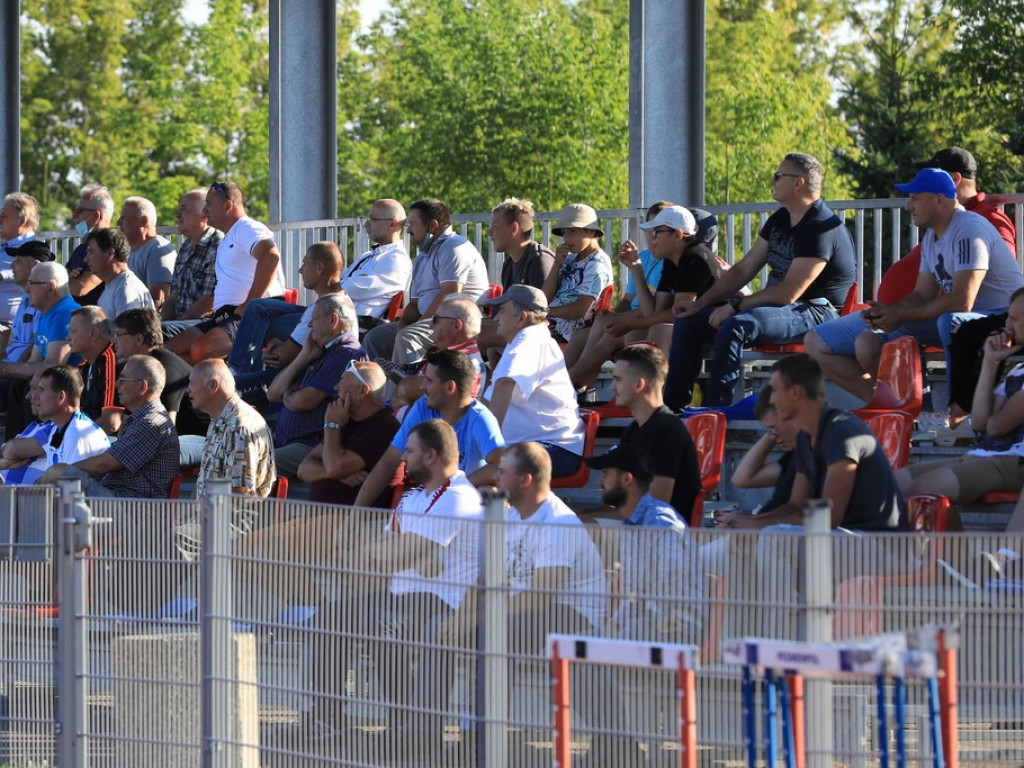 IV liga: Unia wreszcie wygrała, Kryształ zremisował