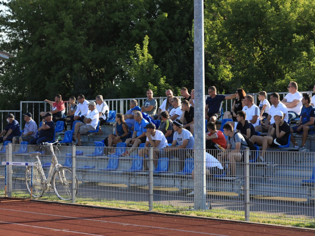 IV liga: Unia wreszcie wygrała, Kryształ zremisował
