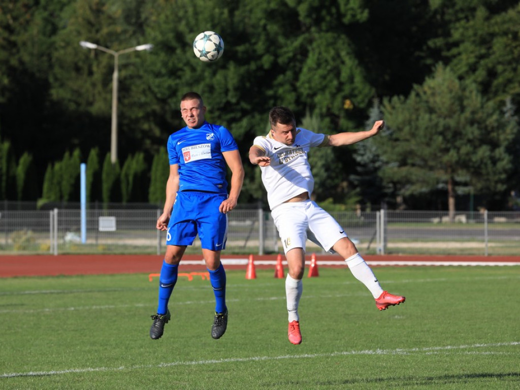 IV liga: Unia wreszcie wygrała, Kryształ zremisował