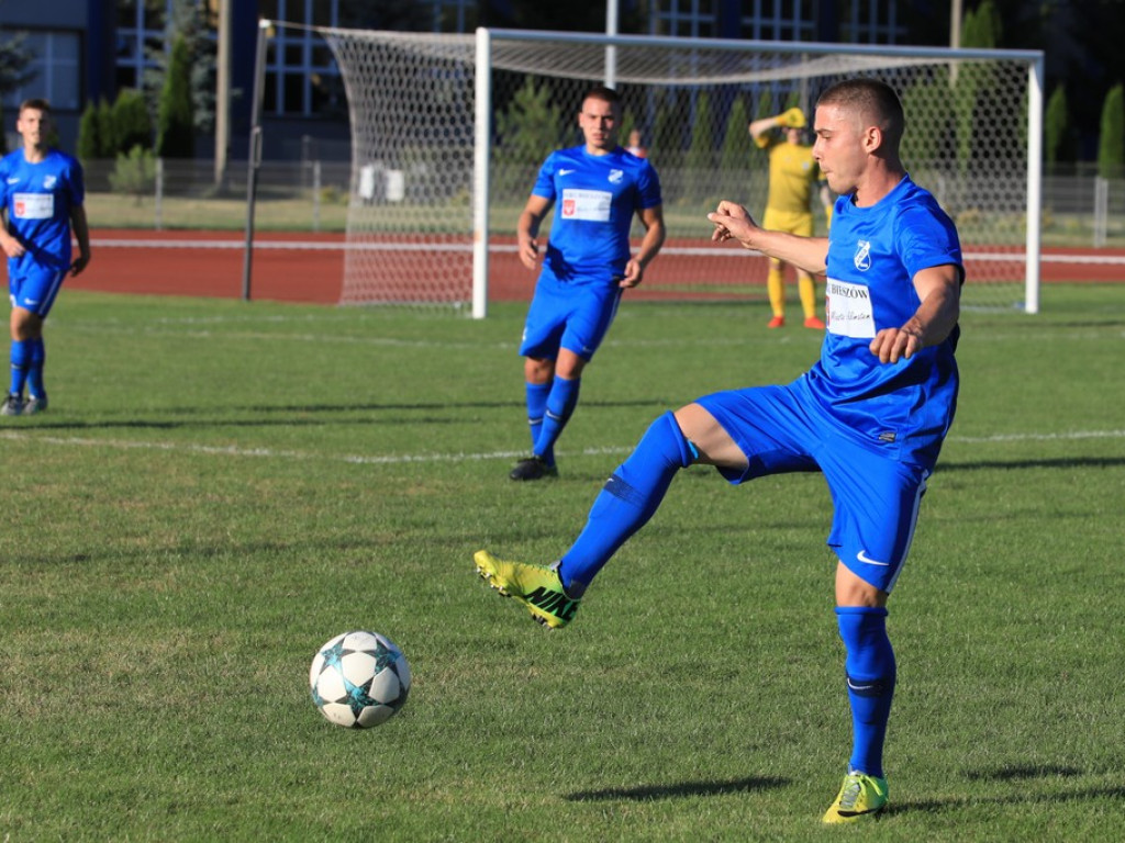 IV liga: Unia wreszcie wygrała, Kryształ zremisował