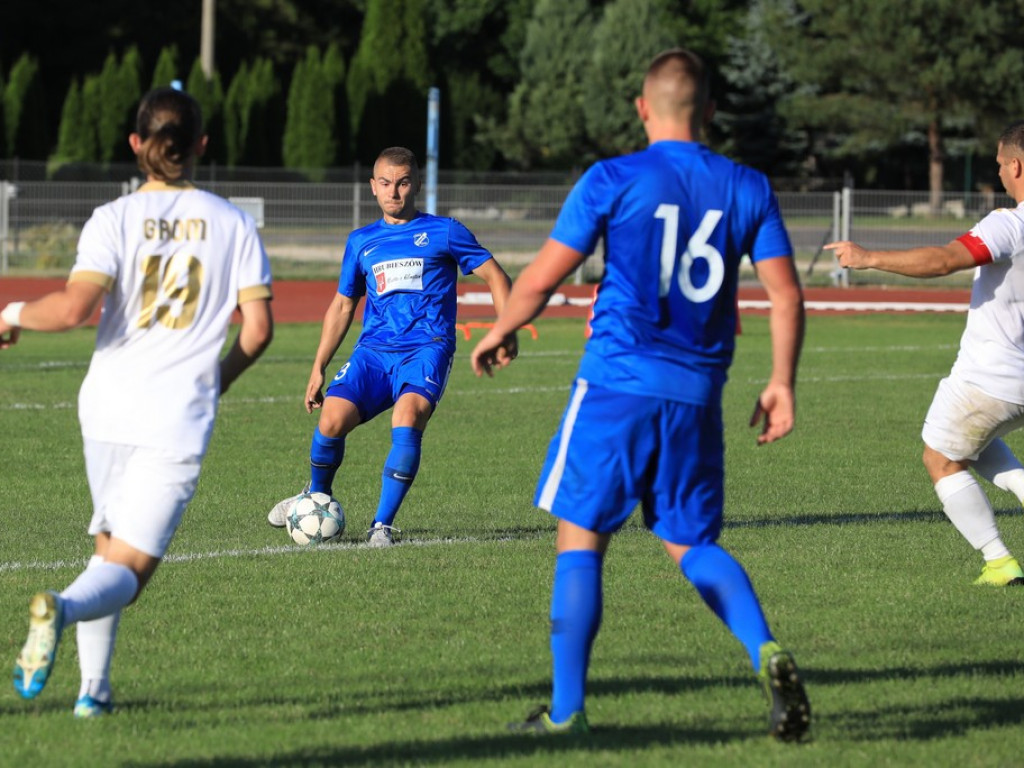 IV liga: Unia wreszcie wygrała, Kryształ zremisował