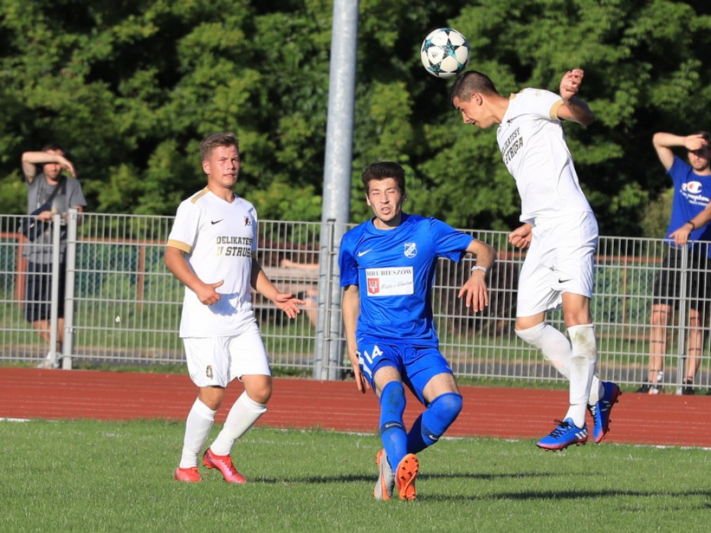 IV liga: Unia wreszcie wygrała, Kryształ zremisował