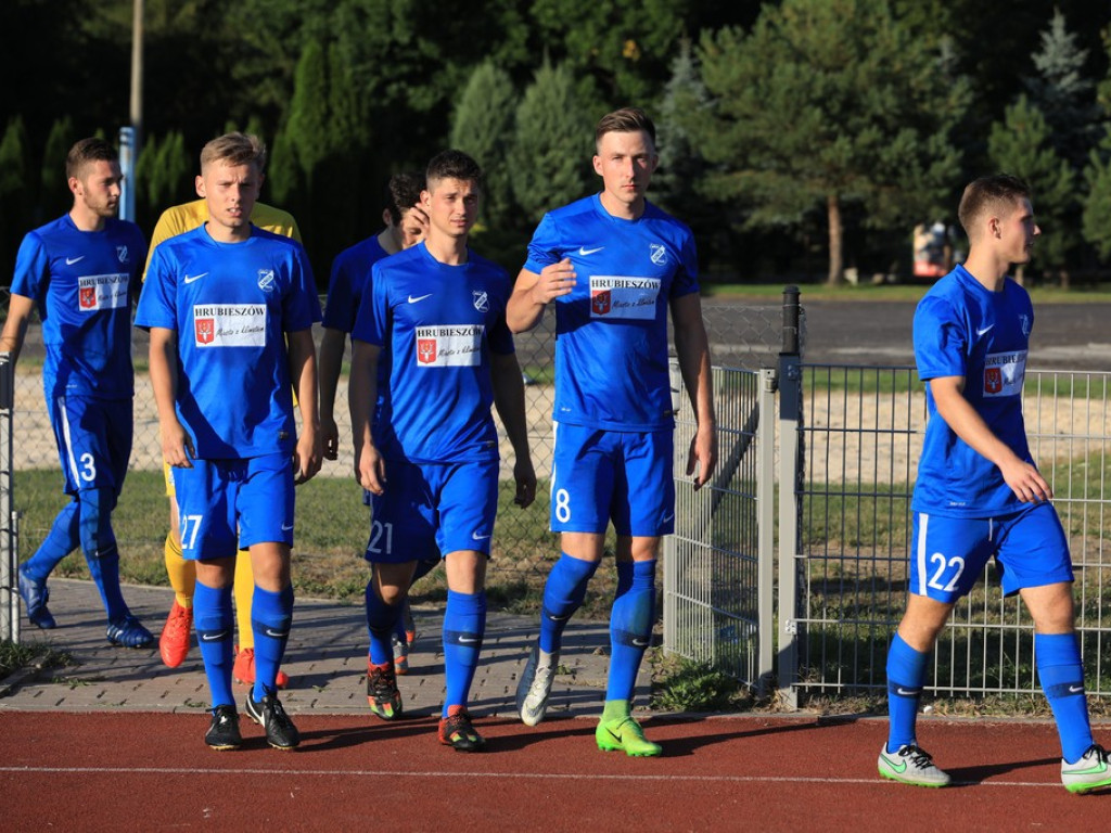 IV liga: Unia wreszcie wygrała, Kryształ zremisował