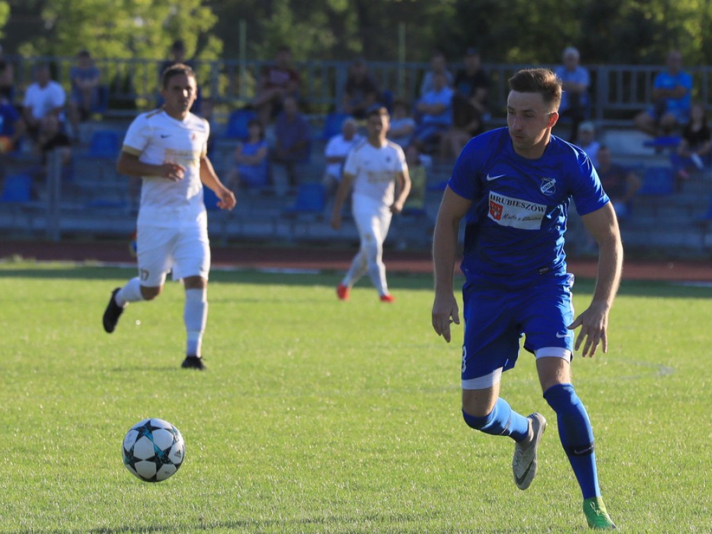 IV liga: Unia wreszcie wygrała, Kryształ zremisował