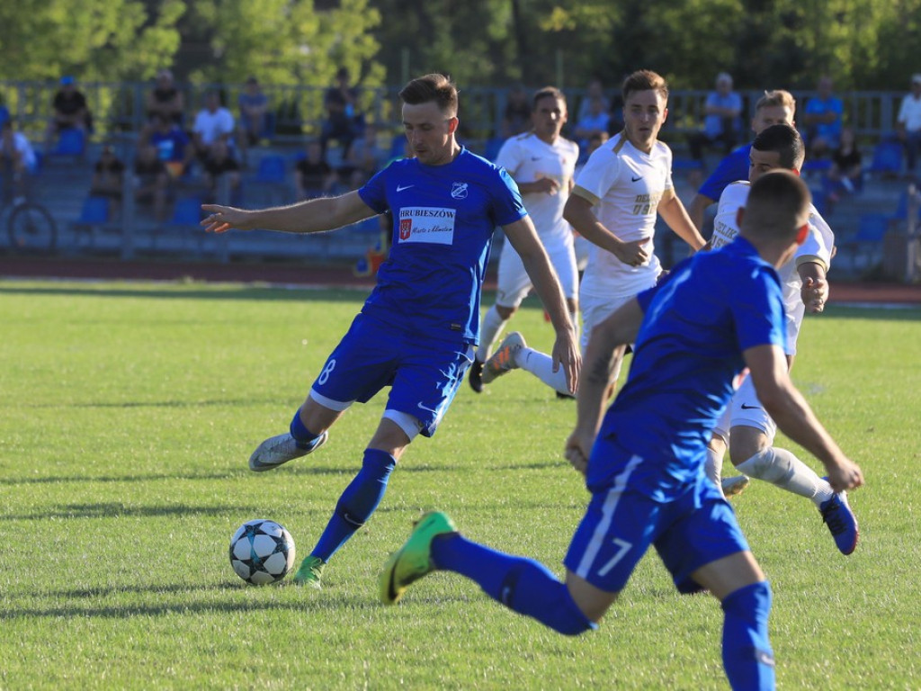 IV liga: Unia wreszcie wygrała, Kryształ zremisował
