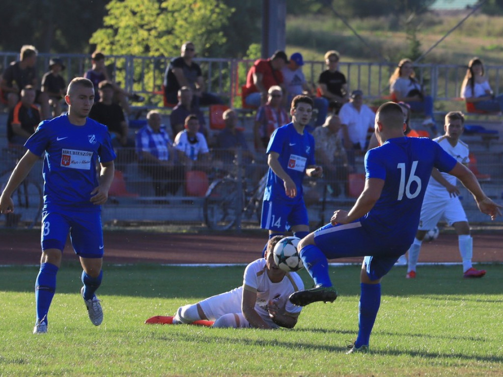 IV liga: Unia wreszcie wygrała, Kryształ zremisował