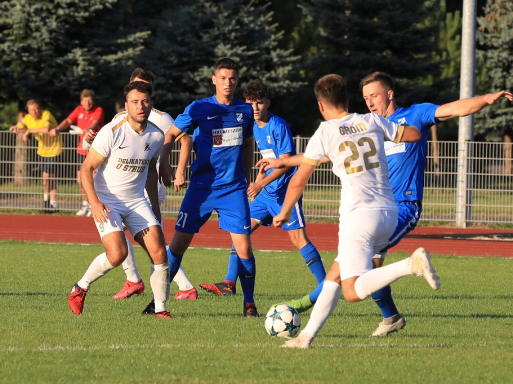 IV liga: Unia wreszcie wygrała, Kryształ zremisował
