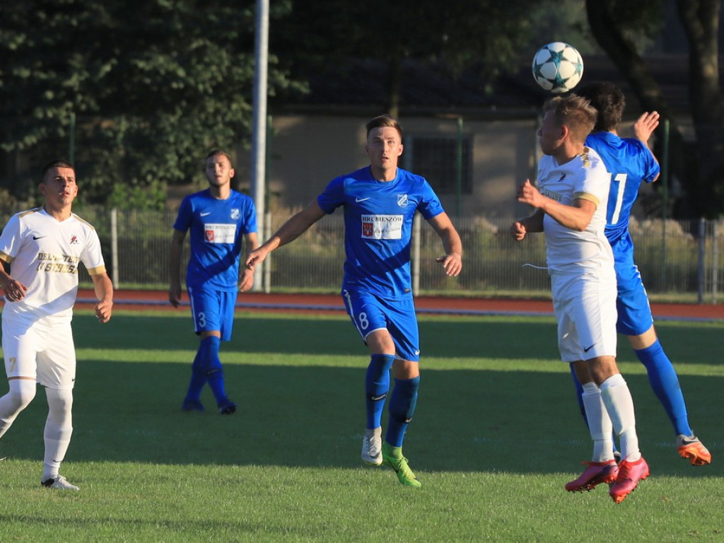 IV liga: Unia wreszcie wygrała, Kryształ zremisował