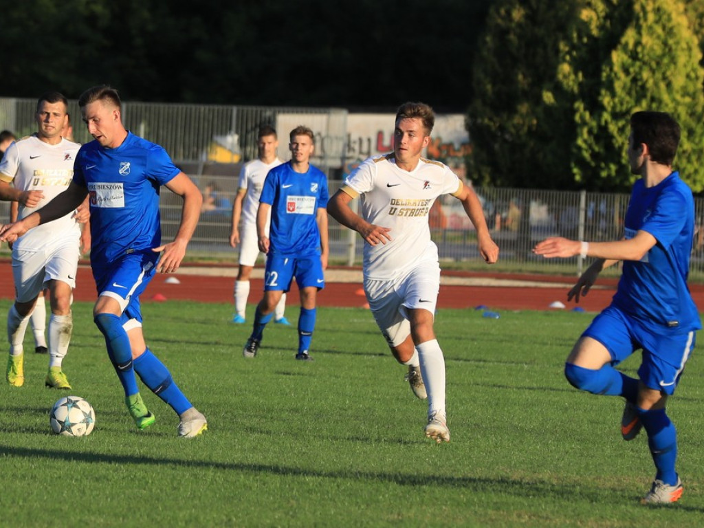 IV liga: Unia wreszcie wygrała, Kryształ zremisował