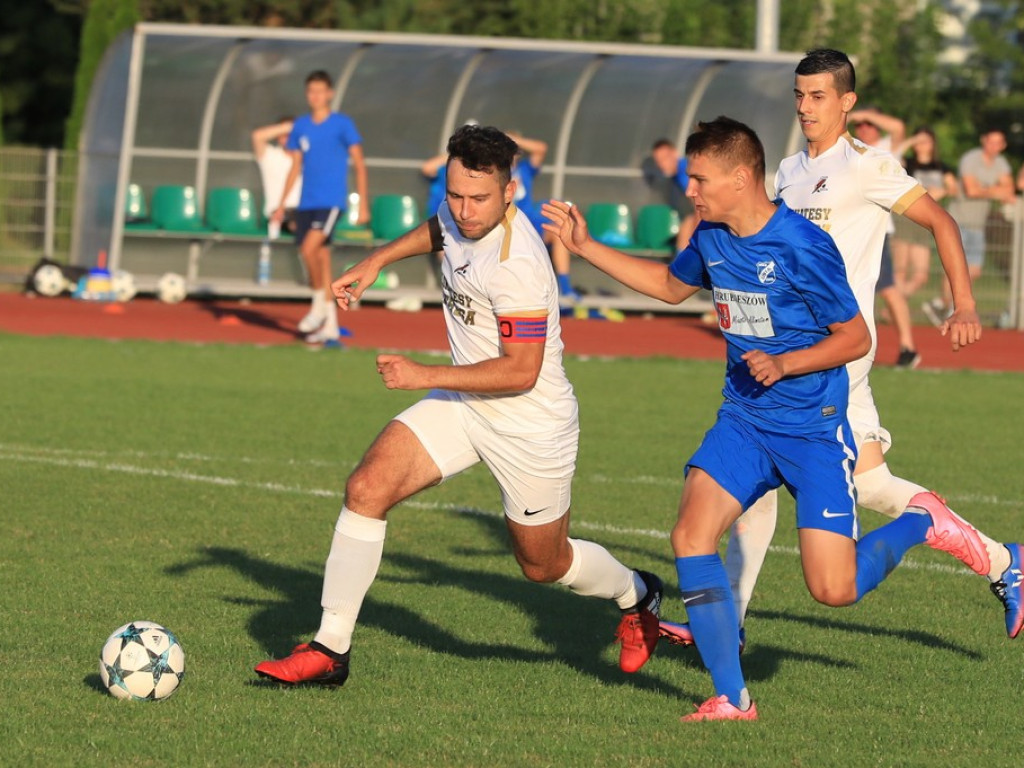 IV liga: Unia wreszcie wygrała, Kryształ zremisował