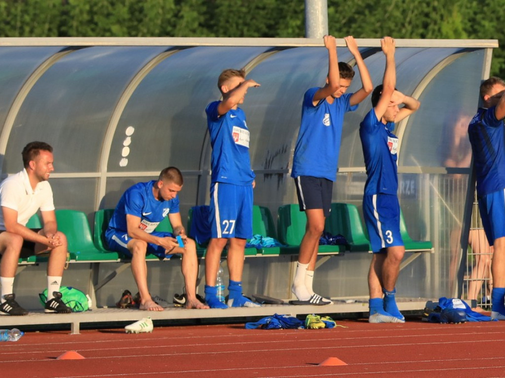IV liga: Unia wreszcie wygrała, Kryształ zremisował