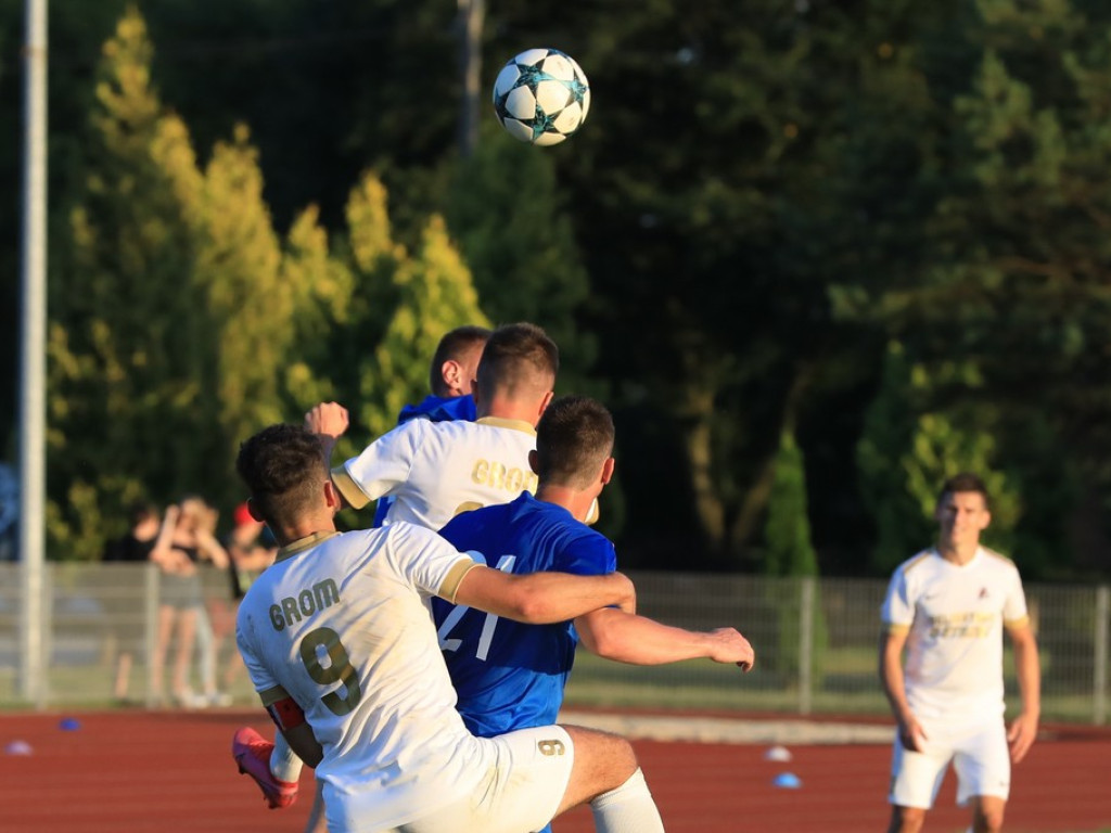 IV liga: Unia wreszcie wygrała, Kryształ zremisował