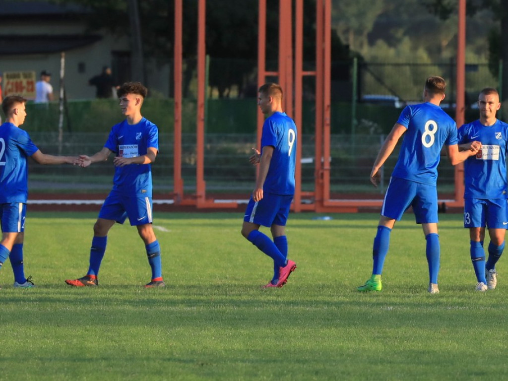 IV liga: Unia wreszcie wygrała, Kryształ zremisował