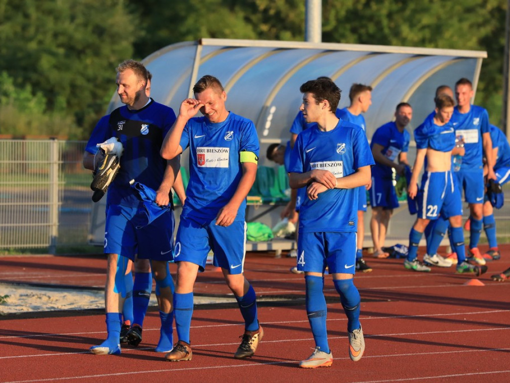 IV liga: Unia wreszcie wygrała, Kryształ zremisował