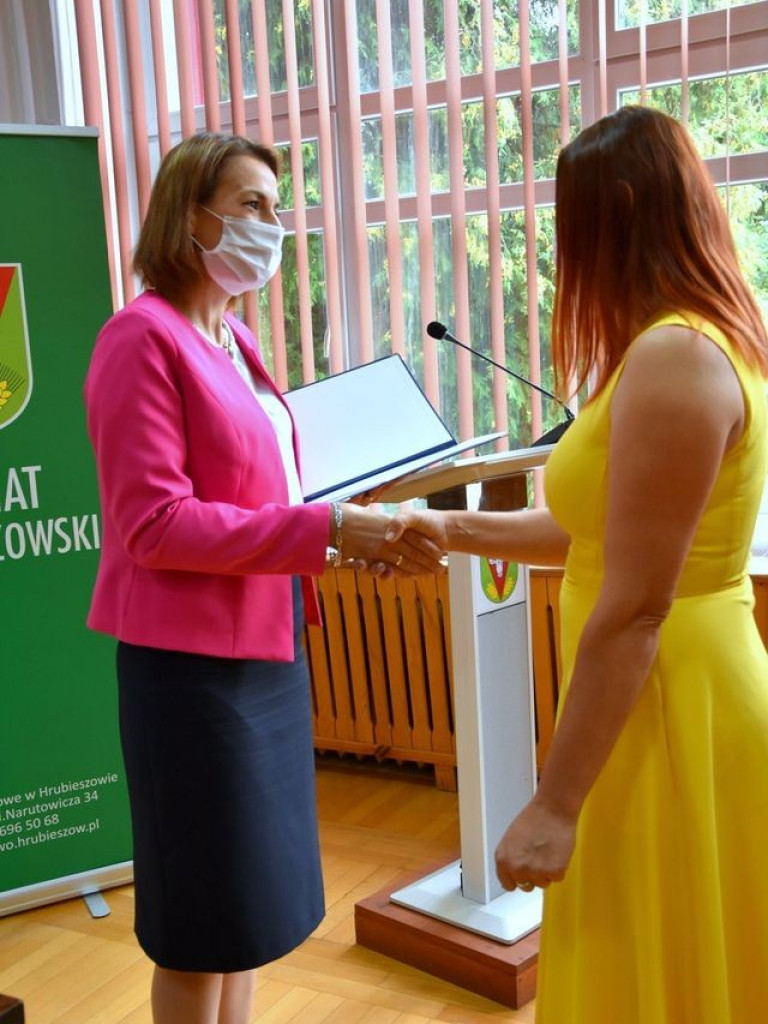 Szkoły ponadpodstawowe przygotowane do roku szkolnego, awanse nauczycieli