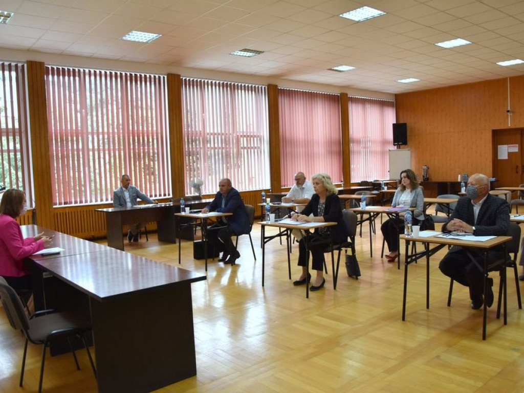 Szkoły ponadpodstawowe przygotowane do roku szkolnego, awanse nauczycieli
