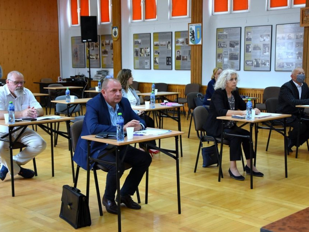 Szkoły ponadpodstawowe przygotowane do roku szkolnego, awanse nauczycieli