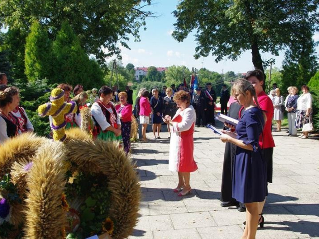 Święto Plonów w gminie Trzeszczany. Odsłonięcie pomnika 100-lecia Odzyskania Niepodległości