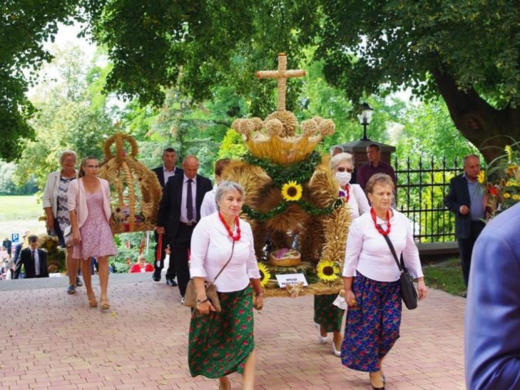 Święto Plonów w gminie Trzeszczany. Odsłonięcie pomnika 100-lecia Odzyskania Niepodległości