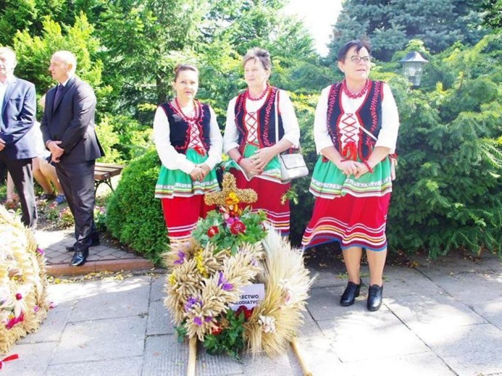 Święto Plonów w gminie Trzeszczany. Odsłonięcie pomnika 100-lecia Odzyskania Niepodległości
