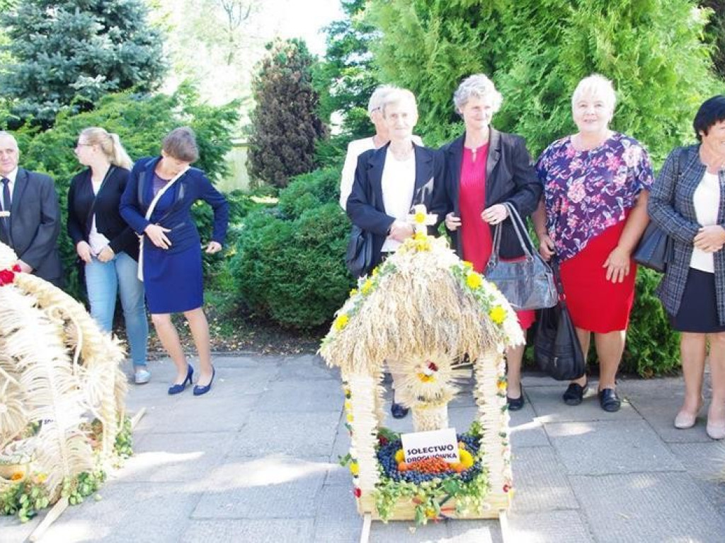 Święto Plonów w gminie Trzeszczany. Odsłonięcie pomnika 100-lecia Odzyskania Niepodległości