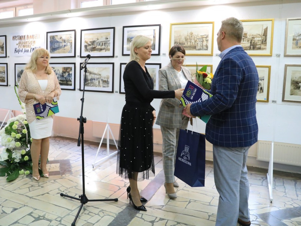 Hrubieszów: Wernisaż wystawy akwareli Rafała Jana Patro, koncert Adama Szabata i Waldemara Korzeniowskiego -ZDJĘCIA