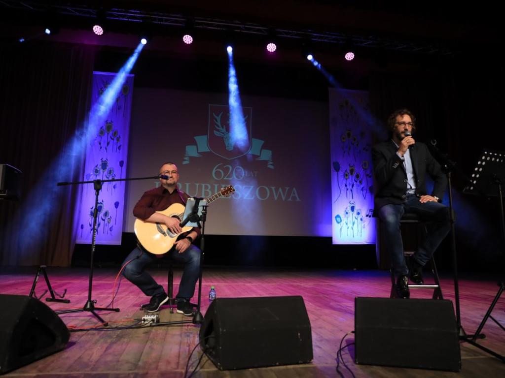 Hrubieszów: Wernisaż wystawy akwareli Rafała Jana Patro, koncert Adama Szabata i Waldemara Korzeniowskiego -ZDJĘCIA