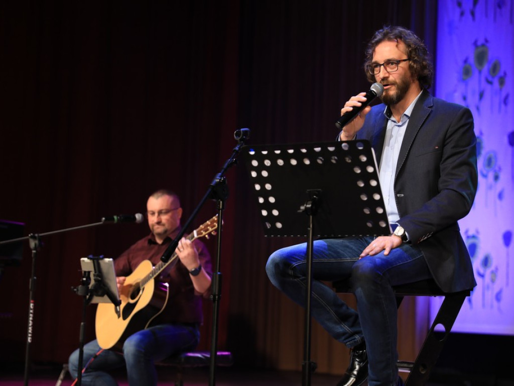Hrubieszów: Wernisaż wystawy akwareli Rafała Jana Patro, koncert Adama Szabata i Waldemara Korzeniowskiego -ZDJĘCIA
