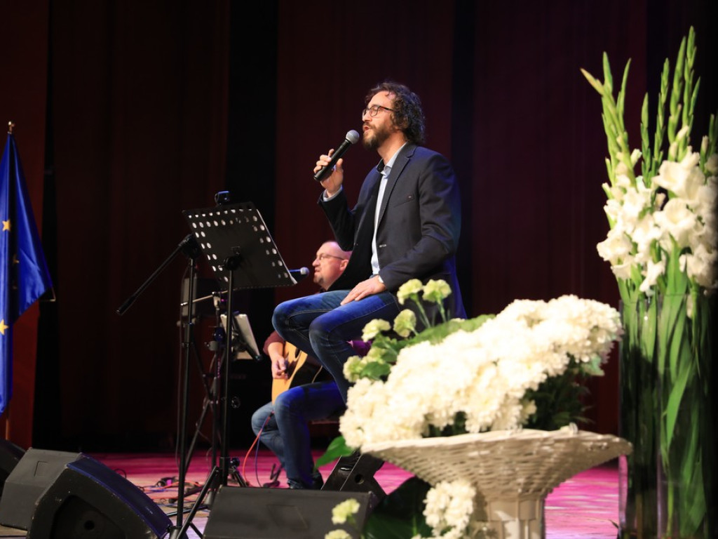 Hrubieszów: Wernisaż wystawy akwareli Rafała Jana Patro, koncert Adama Szabata i Waldemara Korzeniowskiego -ZDJĘCIA