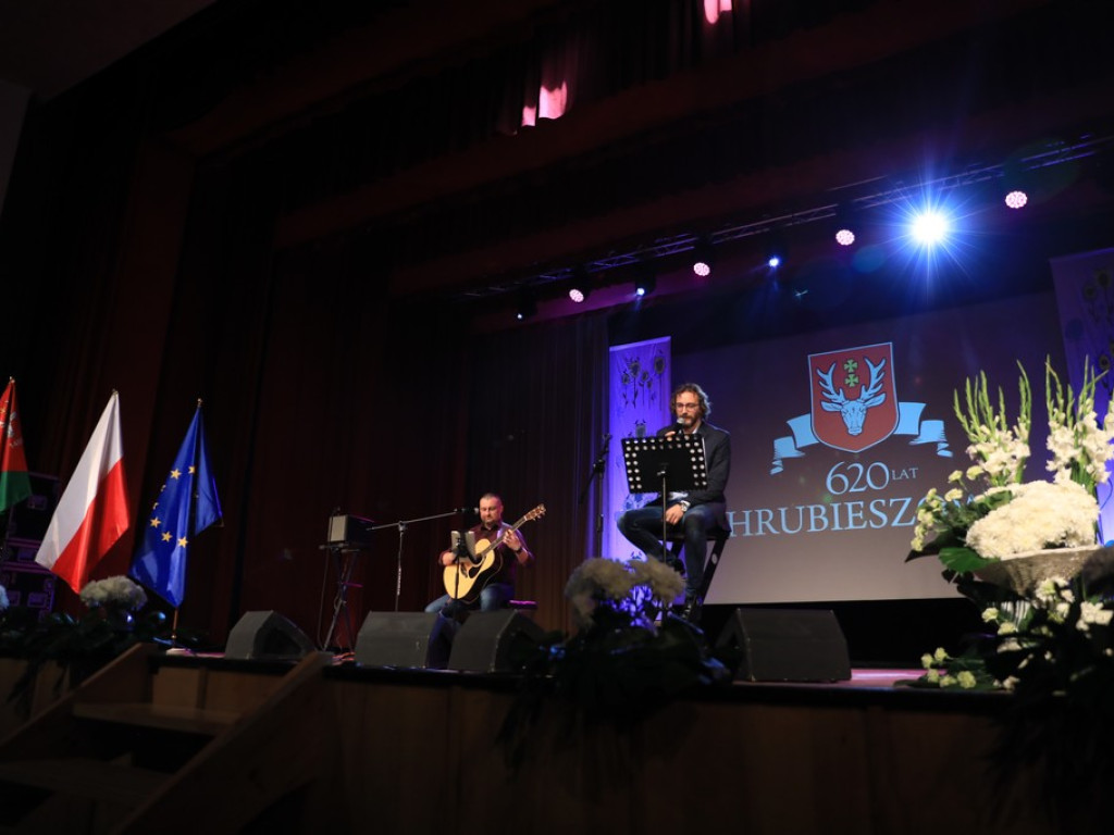 Hrubieszów: Wernisaż wystawy akwareli Rafała Jana Patro, koncert Adama Szabata i Waldemara Korzeniowskiego -ZDJĘCIA