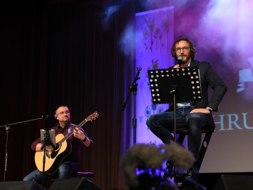 Hrubieszów: Wernisaż wystawy akwareli Rafała Jana Patro, koncert Adama Szabata i Waldemara Korzeniowskiego -ZDJĘCIA